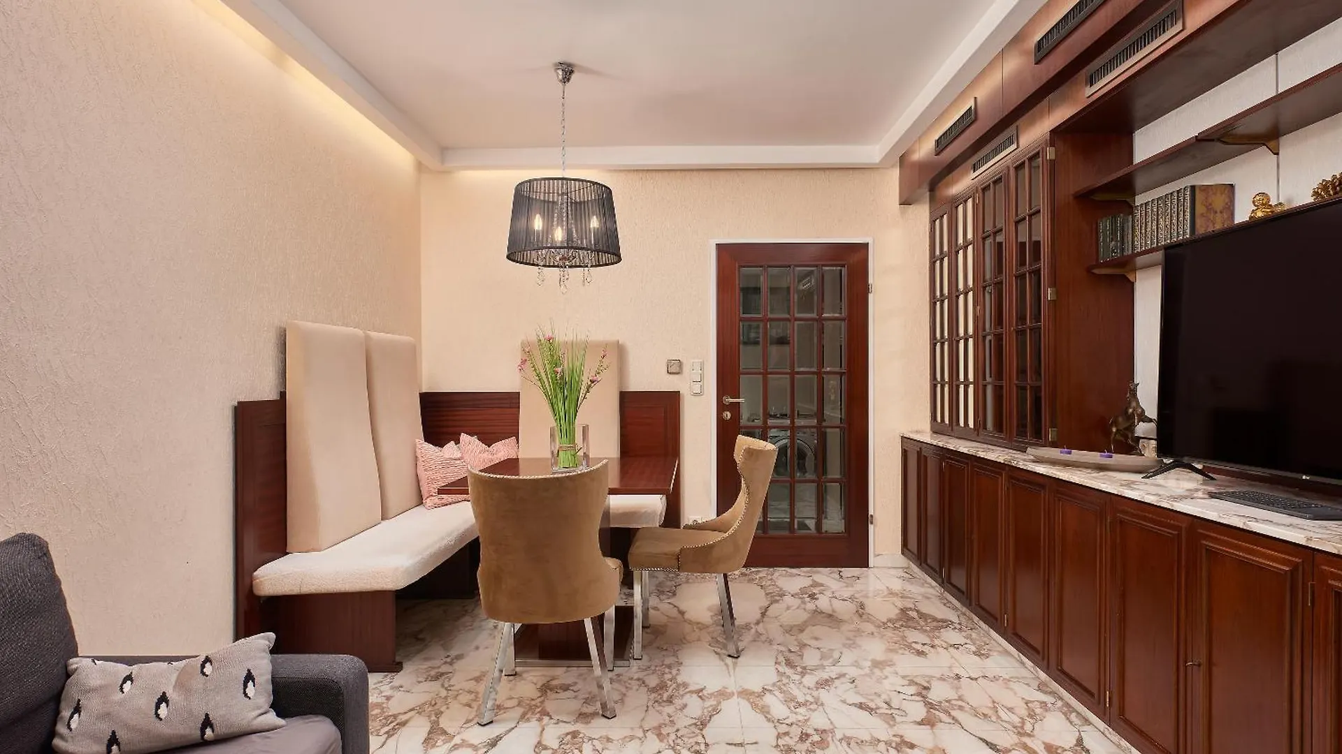 Vintage Austrian Exclusive Apartment In The Heart Of Vienna W Free Parking